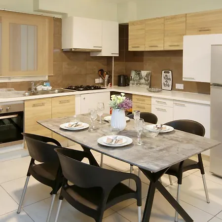930m To Beach-2 Bedroom+veranda-perfect Located Apartment