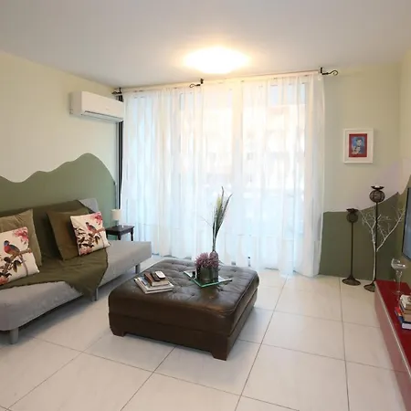 Apartment 930m To Beach-2 Bedroom+veranda-perfect Located